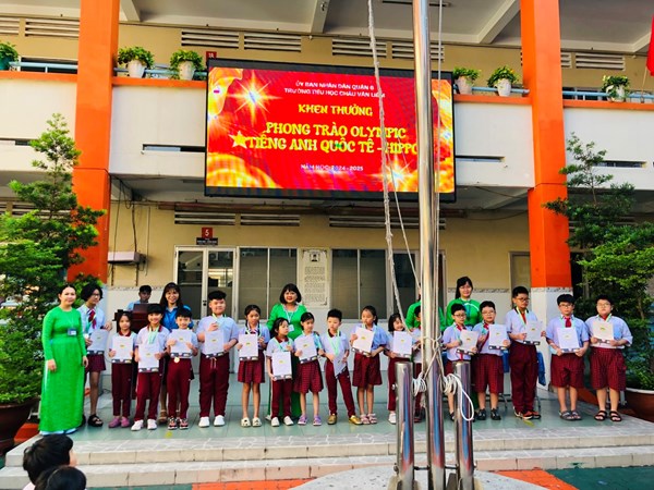 Khen thưởng học sinh đạt giải kỳ thi tiếng Anh Hippo NH 2024-2025