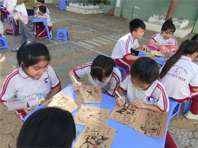 Tổ khối 3 đã tổ chức HĐTN chủ đề “Nét đẹp Đông Hồ  tại cơ sở 2.