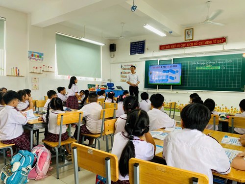 Lớp 3/6 thực hiện tiết học mở môn Toán, bài So sánh các số có năm chữ số (tiết 1)