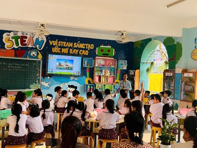 Lớp 1/4 tổ chức một tiết học mở - Môn Tự nhiên xã hội với bài “Ban ngày và ban đêm (tiết 1)”