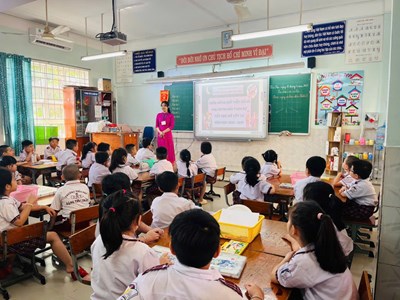 Lớp 1/2 tổ chức một tiết học mở - Môn Tự nhiên xã hội với bài “Ban ngày - Ban đêm (Tiết 2)”.