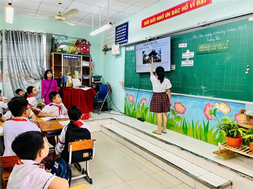 Lớp 4/5 tổ chức một tiết học mở - Môn Tiếng Việt học với tiết Nói và Nghe “Giới thiệu về một công trình kiến trúc”.