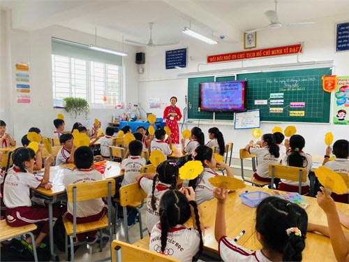 Lớp 3/7 thực hiện tiết học mở môn Công Nghệ, bài Làm đồ chơi (tiết 1).