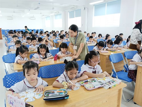 Tổ khối 1 tổ chức hoạt động trải nghiệm sáng tạo cho học sinh với chủ đề   Lập bảng thời gian biểu  tại cơ sở 2.