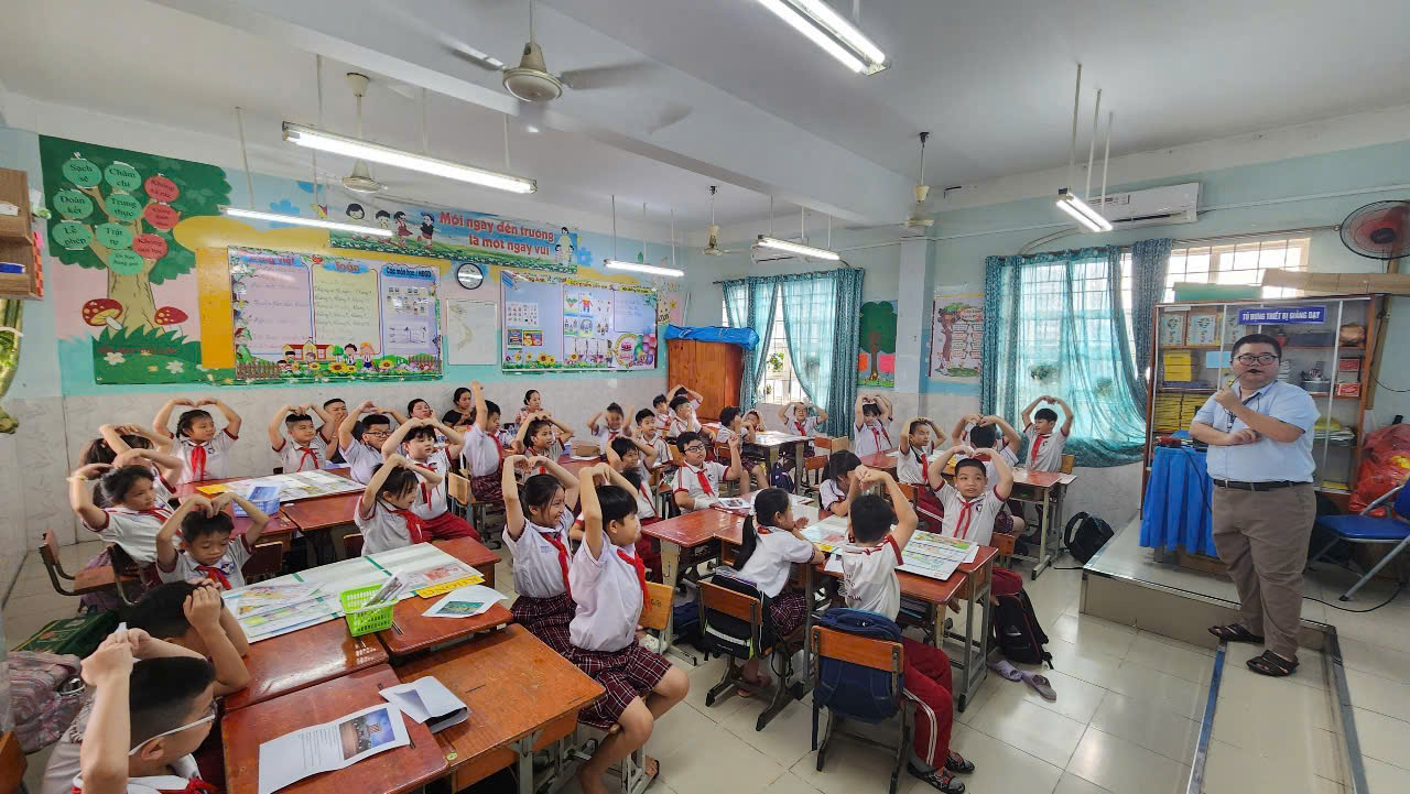 Lớp 3/5 thực hiện tiết học mở môn Đạo đức bài Việt Nam tươi đẹp.