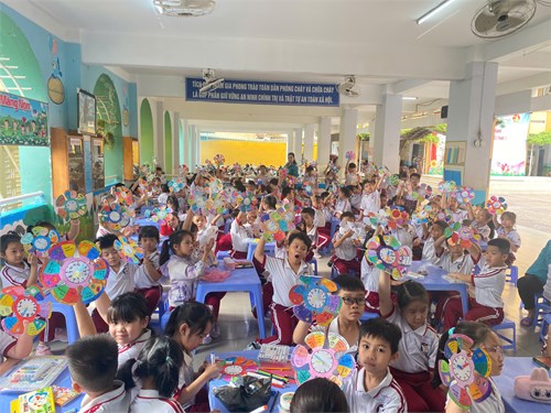 Tổ khối 1 tổ chức hoạt động trải nghiệm sáng tạo cho học sinh với chủ đề   Lập bảng thời gian biểu  tại cơ sở 1.