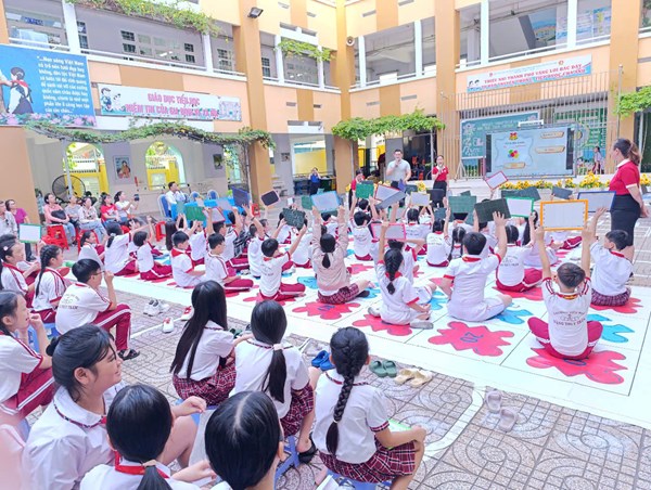 Trường tiểu học Đặng Thùy Trâm đã phối hợp với trung tâm ICLC và trung tâm GELA tổ chức cuộc thi “Rung chuông vàng”