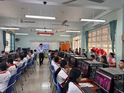 Môn Tin học tổ chức tiết học mở lớp 5/4 và chào đón CMHS lớp 5/4 tham quan bữa ăn bán trú của học sinh.
