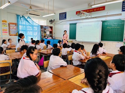 Lớp 4/2 tổ chức một tiết học mở - Môn Khoa học với bài “Phòng tránh đuối nước”.