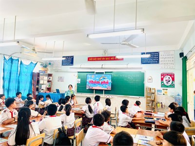 Lớp 4/4 tổ chức một tiết học mở - Môn Khoa học với bài “Phòng tránh đuối nước (Tiết 2)”.