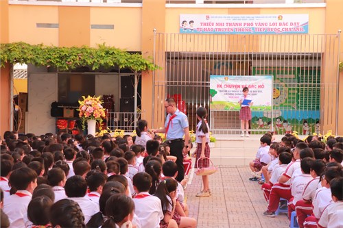 Sinh hoạt chào cờ đầu tuần CS1: Nghi thức chào cờ; Kể chuyện Bác Hồ; Vinh danh học sinh tích cực.