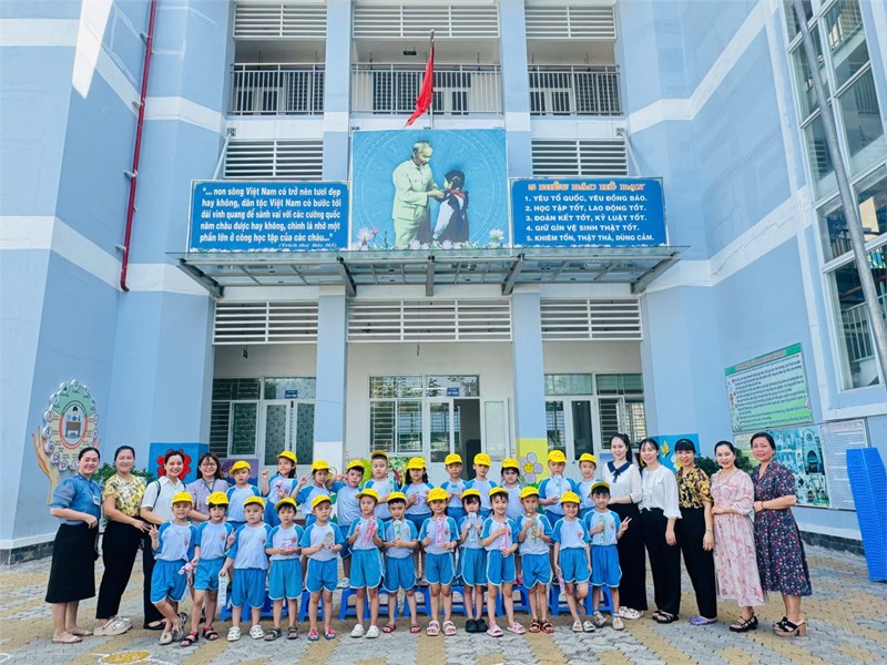 Trường Mầm non 19/5 tổ chức cho các bé lớp lá tham quan ngôi trường tiểu học Đặng Thùy Trâm