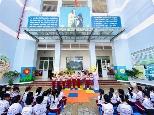 Sinh hoạt chào cờ đầu tuần CS2: Nghi thức chào cờ; Tuyên tryền kỷ niệm 135 năm ngày sinh của Bác; Vinh danh học sinh  Cháu ngoan Bác Hồ .