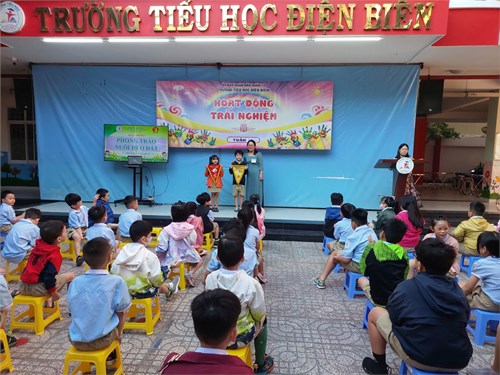 HĐTN Tuần 19 - Sinh hoạt dưới cờ: Tìm hiểu trò chơi dân gian trong dịp năm mới - Phong trào nuôi heo đất