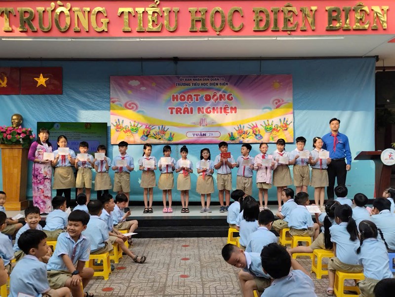 HĐTN Tuần 28 - Sinh hoạt dưới cờ - Công nhận danh hiệu Cháu ngoan Bác Hồ cho các đội viên, sao nhi đồng tiêu biểu.