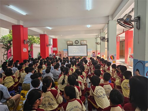 Hãng phim trẻ tổ chức cho học sinh trường Tiểu học Điện Biên xem phim tư liệu chào mừng kỷ niệm 50 năm giải phóng miền Nam - thống nhất đất nước và tổ chức các trò chơi vận động.