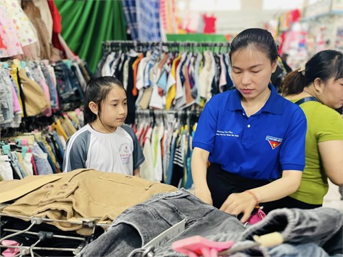 😊mua quà tết cho học sinh có hoàn cảnh khó khăn trong nhà trường🌹