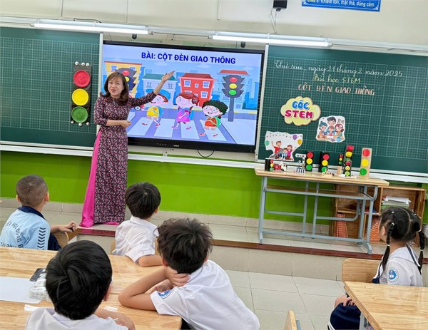 Bài học STEM : Cột đèn giao thông - Lớp 1/1 (Ngày 21/2/2025)