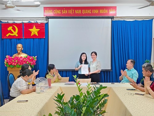 Trao Quyết định công nhận đảng viên chính thức và thẻ Đảng cho đ/c Đặng Thị Chung (sáng 21/01/2025)