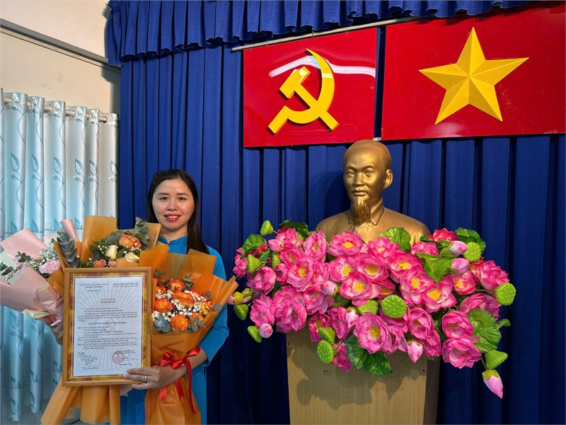 Lễ kết nạp đảng viên cho Quần chúng ưu tú Trần Thị Xuân