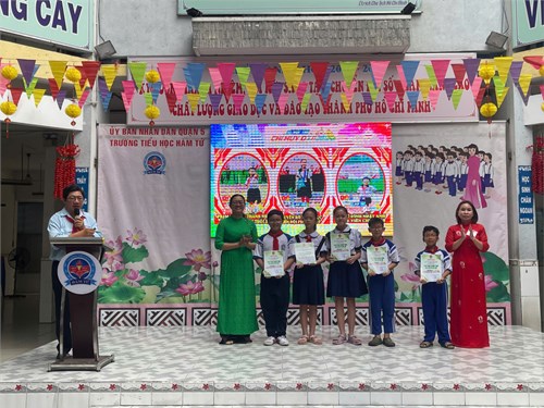 Ban giám hiệu trao giấy công nhận hoàn thành chương trình rèn luyện chỉ huy đội