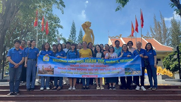 Hành trình   Về nguồn   : Tham quan tượng đài Võ Thị Sáu