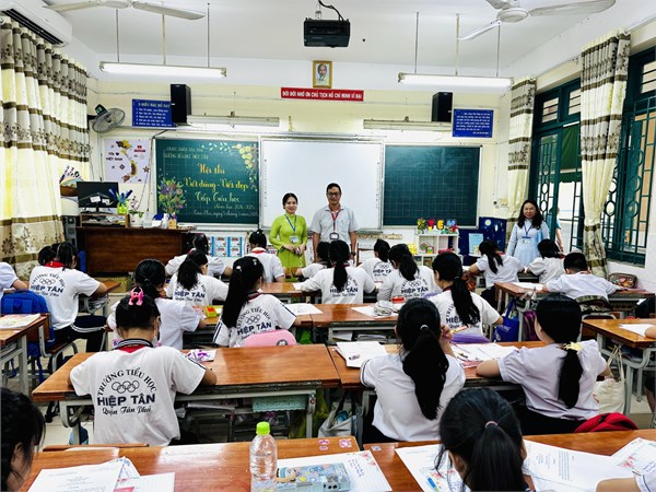Học sinh khối 4 tham gia hội thi viết đúng - viết đẹp cấp tiểu học năm học 2024 - 2025