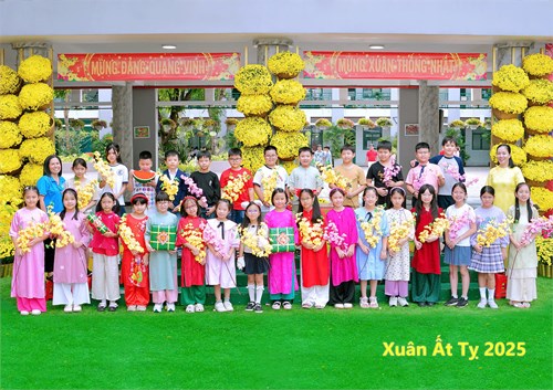 Chào mừng xuân Ất Tỵ năm 2025 cùng tập thể thầy (cô) và học sinh khối 4.