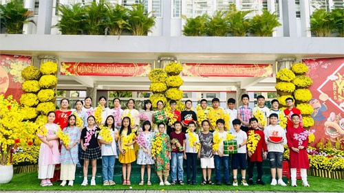 Chào mừng Xuân Ất Tỵ năm 2025 cùng tập thể giáo viên và học sinh khối Năm.