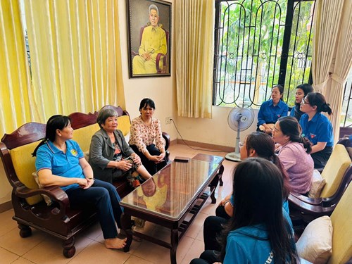 Chi đoàn Hồ Văn Huê thăm hỏi và tặng quà cho gia đình liệt sĩ Hồ Văn Huê nhân dịp 70 năm ngày Thầy thuốc Việt Nam ( 27/02/1955 - 27/02/2025)