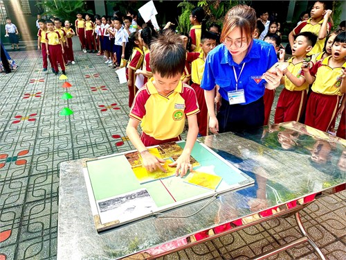 Ngày hội  Thiếu nhi vui khoẻ  của các em khối 1