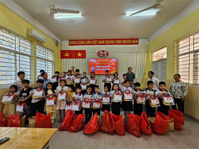 Trao quà Tết cho học sinh Xuân Ất Tỵ 21/01/2025