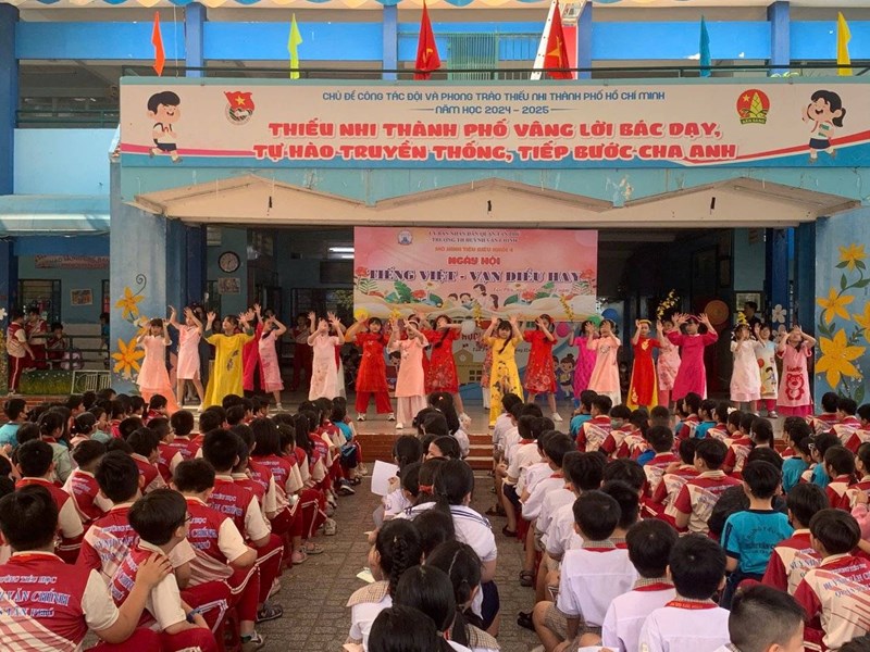 📚📚📚 Nhằm giúp các em học sinh khối lớp 4 ôn tập, củng cố các kiến thức Tiếng Việt giai đoạn cuối HKI. Chiều ngày 10/01/2025, Tổ chuyên môn 4 đã tổ chức sân chơi thông qua hoạt động Mô hình tiêu biểu  Tiếng Việt - Vạn điều hay .