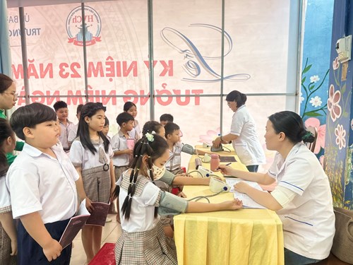 🩺🩺🩺 Ngày 10/02/2025, Trường Tiểu học Huỳnh Văn Chính phối hợp với Trung tâm y tế quận Tân Phú tổ chức Khám sức khỏe (bổ sung) dành cho các em học sinh.
