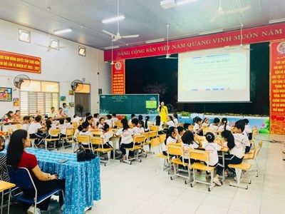 Tiết Học Mở kết hợp Chuyên Đề Môn Công Nghệ – Lớp 3/4: Bài “Làm Đồ Chơi” (Tiết 3) Chuyên Đề Dạy Học Theo Hướng Phát Triển Năng Lực Cho Học Sinh Lớp 3