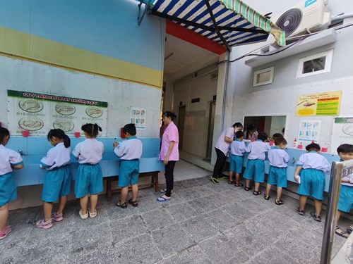 Học sinh Trường Tiểu học Kim Đồng thực hành vệ sinh răng miệng.
