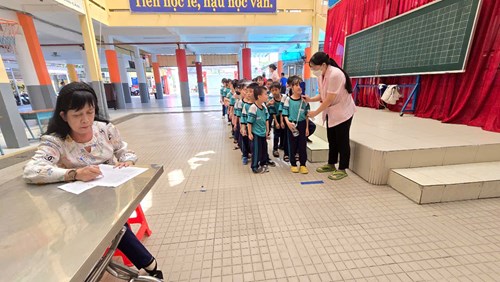 Trường Tiểu học Kim Đồng đo thị lực cho học sinh.