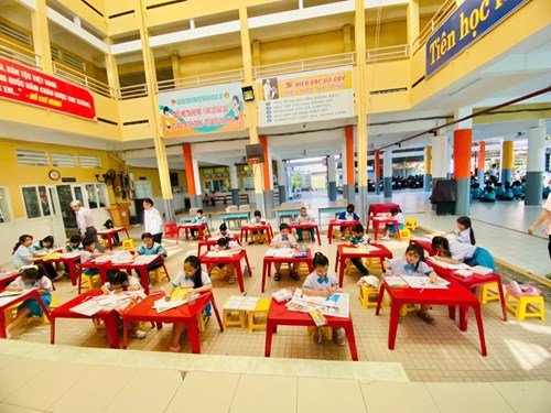 Hội thi học sinh vẽ tranh chào mừng ngày 8-3.