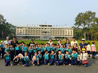 Học sinh hoạt động trải nghiệm : - Dinh Độc Lập - JPark