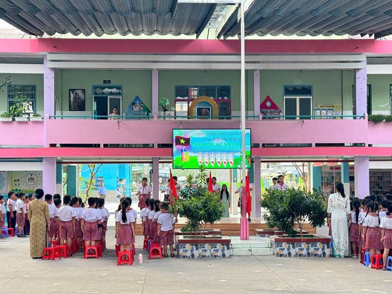 Sinh hoạt dưới cờ tuần 26 - chủ điểm: yêu thương gia đình - tôn trọng phụ nữ