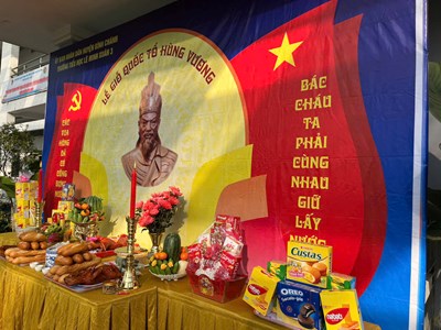 Vào sáng ngày 04/4/2025, hòa chung không khí của cả nước hướng về ngày Giỗ Tổ Hùng Vương (10/3 Âm lịch), trường Tiểu học Lê Minh Xuân 3 đã tổ chức long trọng với sự tham gia của Ban lãnh đạo nhà trường, tập thể giáo viên nhân viên, các đại biểu khách mời và hơn 700 học sinh.