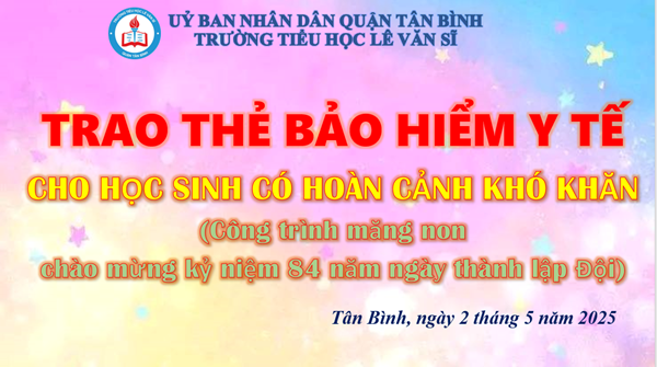 Trao thẻ bảo hiểm Y tế cho học sinh có hoàn cảnh khó khăn
