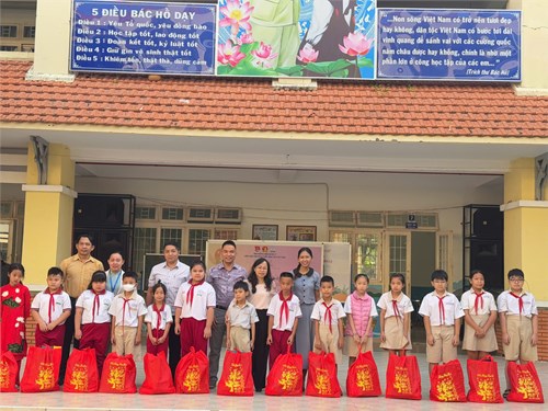 Trường Tiểu học Lê Văn Tám tổ chức lễ trao quà Tết cho học sinh có hoàn cảnh khó khăn và các đơn vị Chùa Long Hoa, Lớp tình thương Cầu Hàn, Liên đoàn lao động.