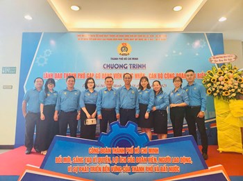 Lãnh đạo TPHCM gặp gỡ đảng viên công nhân, cán bộ công đoàn tiêu biểu