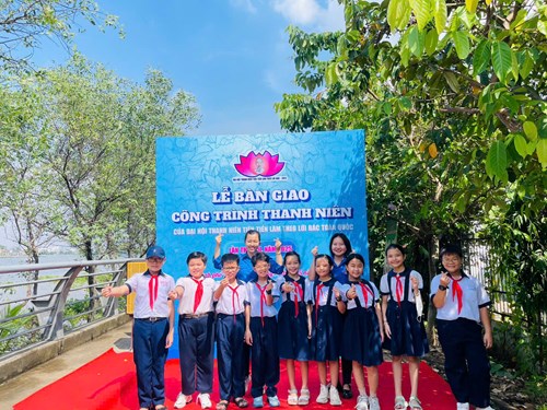 Căn cứ Công văn số 152-TB/ĐTN ngày 15 tháng 5 năm 2025 về Thông báo mời Đoàn viên, thanh niên tham gia Lễ khánh thành công trình thanh niên của Đại hội Thanh niên tiên tiến làm theo lời Bác toàn quốc lần thứ VIII năm 2025 tại Bờ kè sông Sài Gòn, bến Linh Đông, Phường Linh Đông; sáng Thứ bảy ngày 17/05/2025, 03 Đoàn viên Chi đoàn trường Tiểu học  Linh Đông là cô Lưu Trần Thiên Ngọc, cô Trần Võ Phương Linh và cô Nguyễn Thị Minh Thy cùng 10 bạn học sinh của Liên Đội đã tham gia hoạt động này.