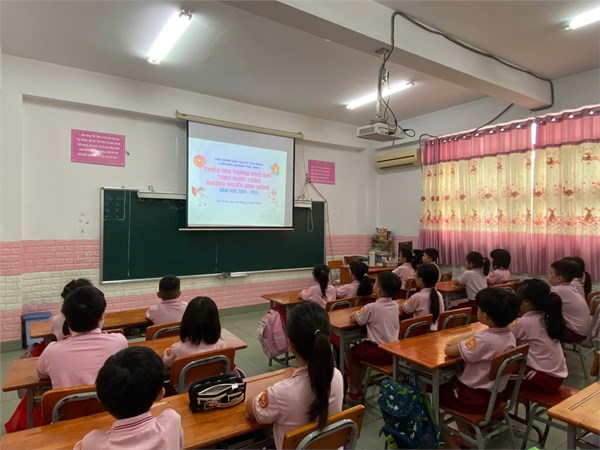 Thiếu nhi thành phố bác theo bước chân những người anh hùng - tháng 5/2025