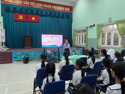 SINH HOẠT LIÊN ĐỘI
CHỦ ĐỀ  ĐỘI TA LỚN LÊN CÙNG ĐẤT NƯỚC 
Sáng ngày 28/04/2025, Liên đội Tiểu học Lý Thái Tổ tổ chức sinh hoạt truyền thống  Kỷ niệm 50 năm ngày Giải phóng miền Nam- thống nhất đất nước (30/04/1975 - 30/04/2025). Đây là dịp quan trọng để ôn lại những trang sử hào hùng của dân tộc, tri ân những thế hệ cha anh đã cống hiến xương máu vì độc lập, tự do.
✨Buổi sinh hoạt diễn ra trong không khí trang trọng và đầy cảm xúc. Các em đội viên đã cùng nhau tìm hiểu về cuộc đấu tranh gian khổ của dân tộc, xem những thước phim tư liệu về ngày đại thắng lịch sử và tham gia các hoạt động giao lưu, văn nghệ. Những bài ca cách mạng vang lên, khơi dậy niềm tự hào dân tộc trong mỗi bạn nhỏ.
✨Không chỉ là một dịp kỷ niệm, buổi sinh hoạt còn giúp thế hệ trẻ hiểu hơn về giá trị của hòa bình và trách nhiệm trong việc xây dựng đất nước. Đội viên hôm nay chính là những mầm xanh tương lai, tiếp tục