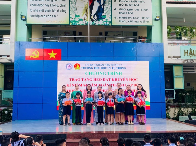 Lễ trao tặng Heo đất khuyến học Chào mừng kỷ niệm 84 năm ngày thành lập Đội Thiếu niên Tiền phong Hồ Chí Minh (15/5/1941 – 15/5/2025) tại Trường Tiểu học Lý Tự Trọng