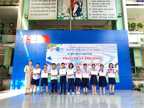 Trao phần thưởng Tiếng Anh  giao tiếp và Tiếng Anh Toán - Khoa.
