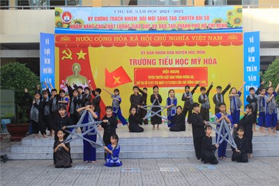 Hoạt động trải nghiệm khối 3 chủ đề “Theo bức tranh những người anh hùng - Nhớ mãi đem trắng Vĩnh Lộc”